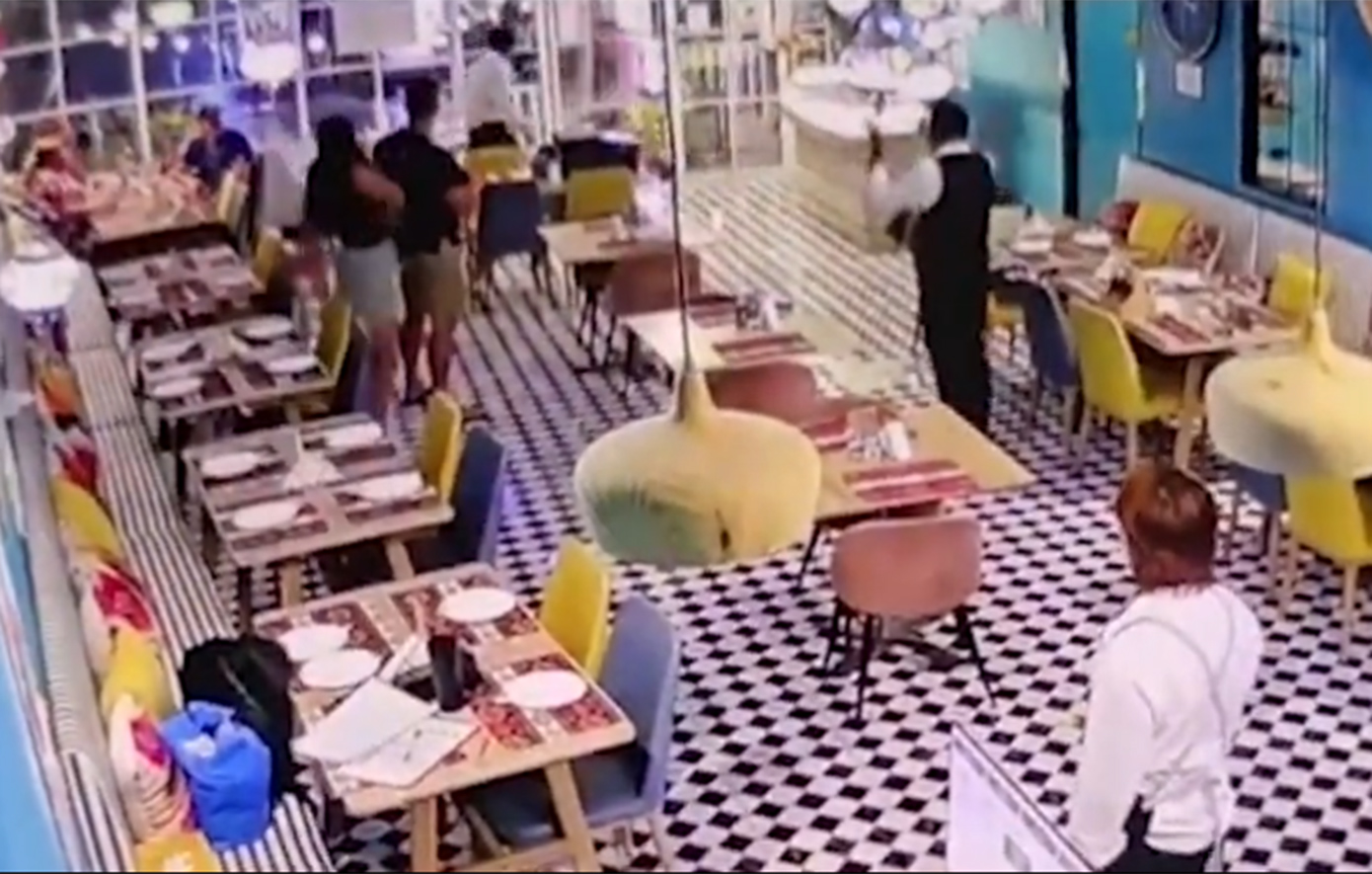 Η στιγμή που άνδρας τραυματίζεται θανάσιμα, πέφτοντας με δύναμη επάνω σε γυάλινη πόρτα