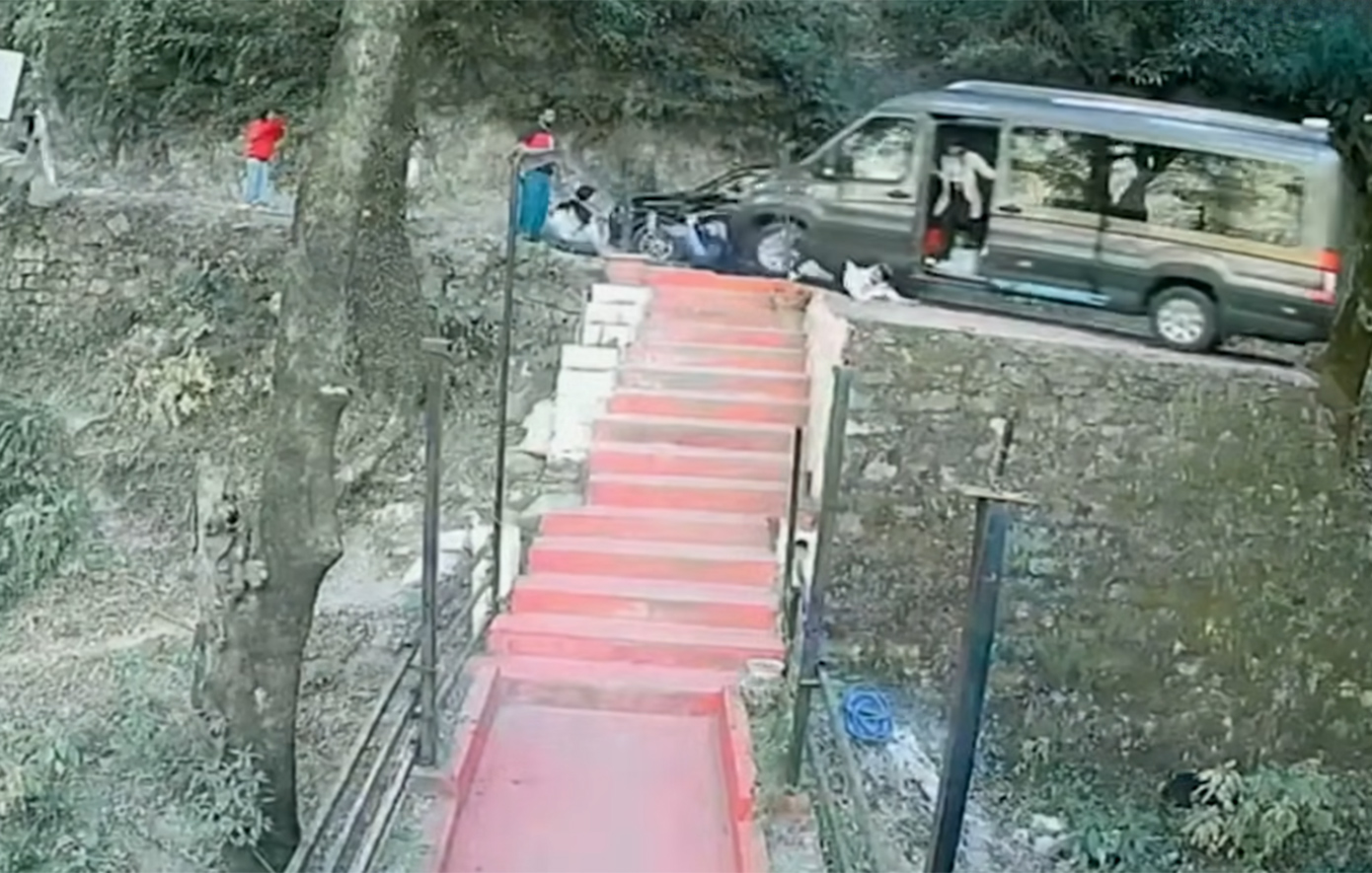 Η τρομακτική στιγμή που τουρίστριες πηδούν από βαν που κυλά ανεξέλεγκτα προς έναν γκρεμό &#8211; Δείτε βίντεο