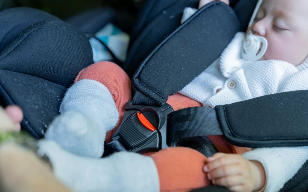 Δύο λεπτά πριν φτάσει στο σπίτι, μια μαμά επιχειρεί την πιο απελπισμένη… διάσωση του ύπνου