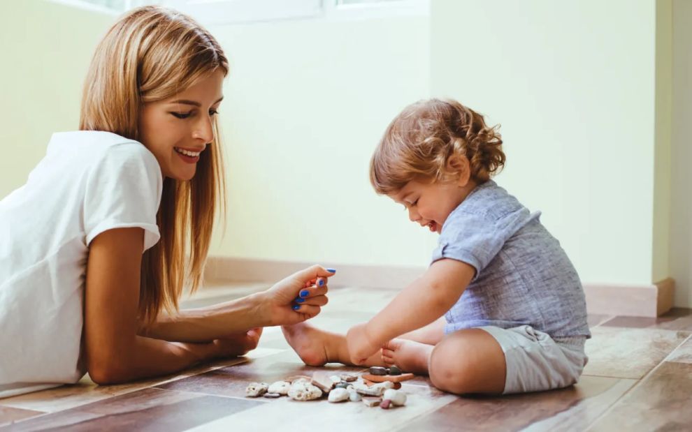 Γιατί τα 10 λεπτά ήρεμου παιχνιδιού στο πάτωμα είναι ευεργετικά για το παιδί