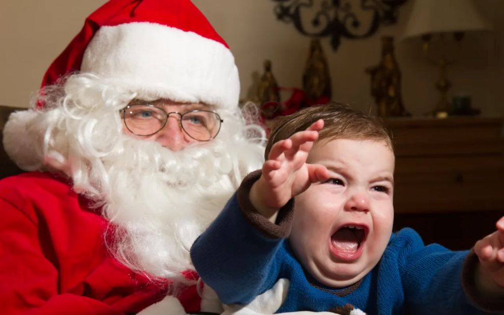Όταν το παιδί δεν θέλει φωτογραφία με τον Άγιο Βασίλη: Τι λένε οι παιδοψυχίατροι
