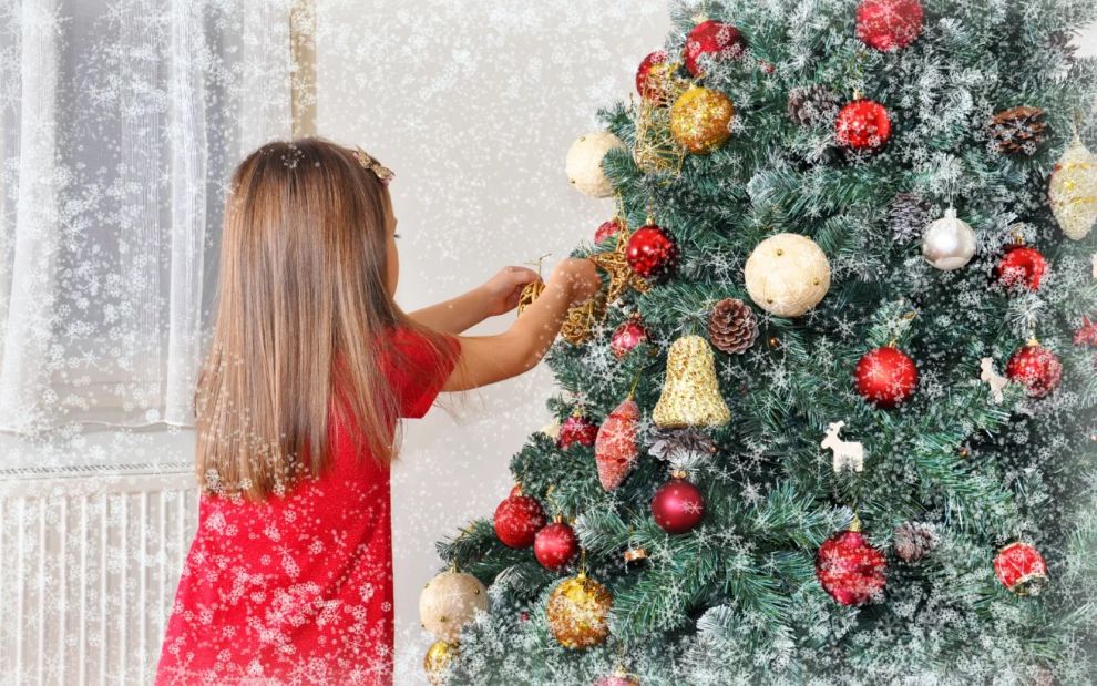 Τα Χριστούγεννα των ’90s με το ασημένιο δέντρο, τα πολύχρωμα στολίδια και τον φουσκωτό Άγιο Βασίλη