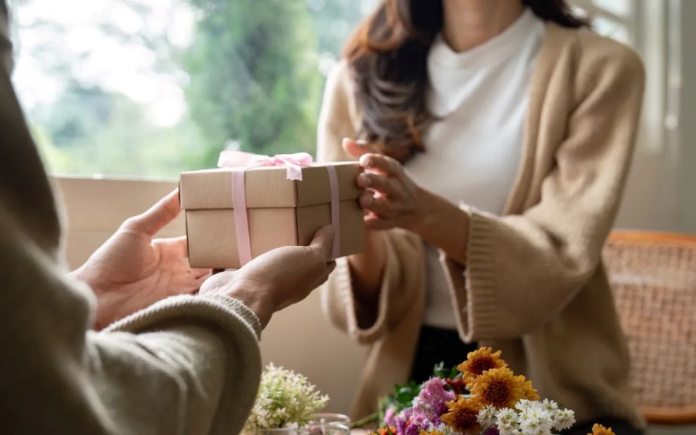 Τα χαρίζεις με την καρδιά σου, αλλά πάνε «κουβά»: 6 τύποι δώρων που καλύτερα να αποφύγεις