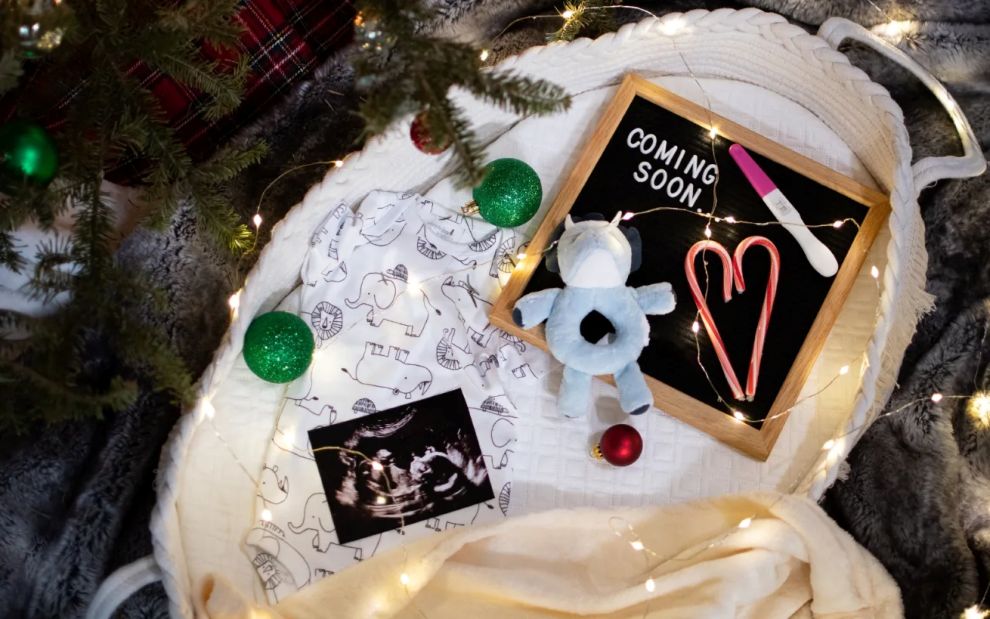 10 ευφάνταστοι τρόποι για να ανακοινώσεις την… χριστουγεννιάτικη εγκυμοσύνη σου