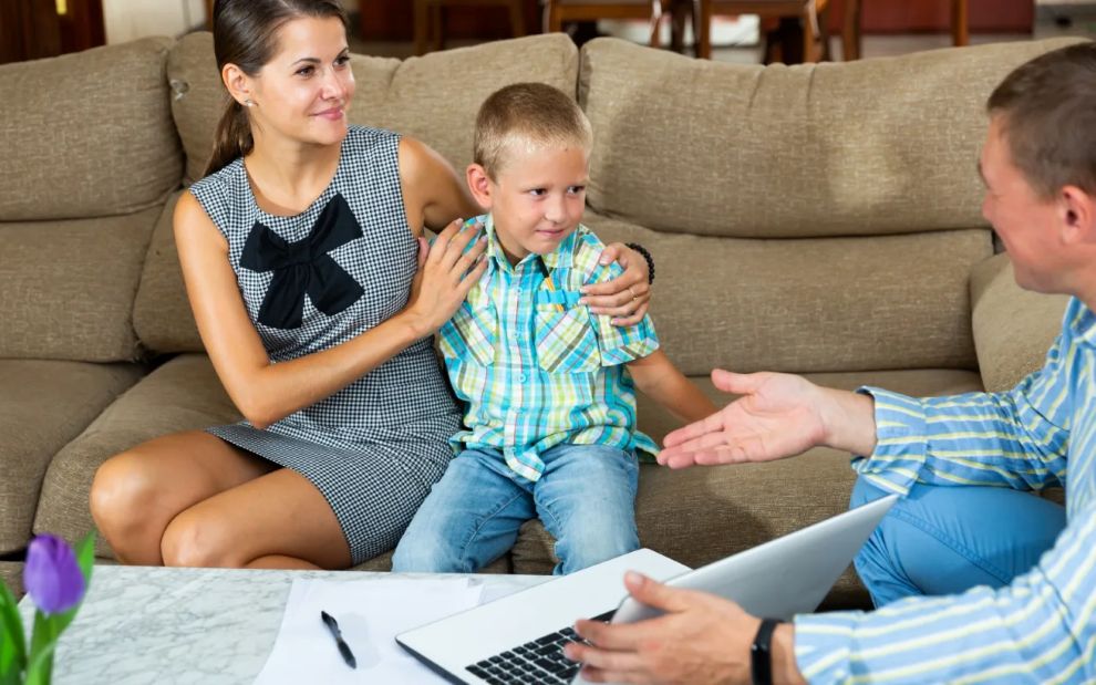 «Πες ευχαριστώ, χαιρέτα κι εσύ»: Μήπως πιέζουμε τα παιδιά να είναι ευγενικά με το ζόρι;