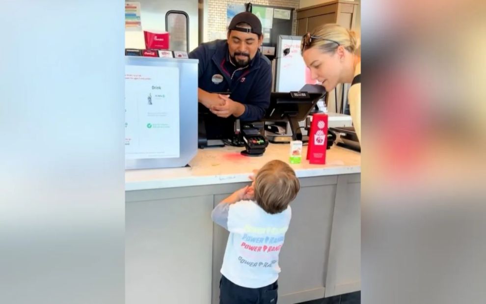 Ένας άγνωστος μίλησε στη γλώσσα του γιου της και η μαμά κατέρρευσε από συγκίνηση