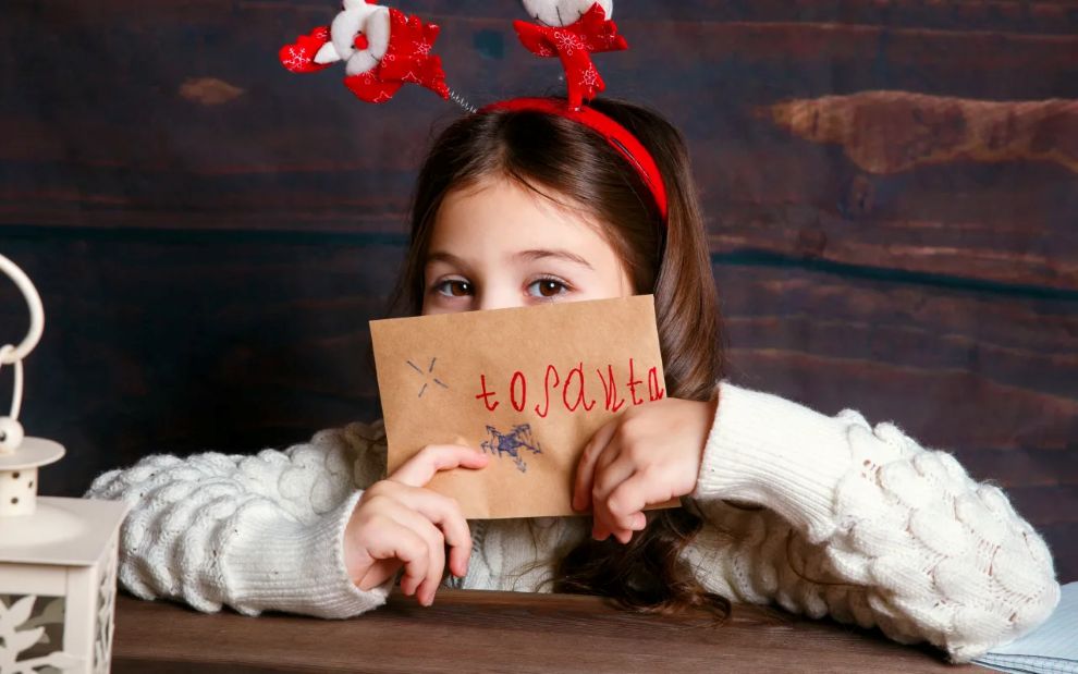 Γράμμα στον Άγιο Βασίλη: Οι «αμήχανες» παιδικές ευχές και πώς να τις διαχειριστείτε με αγάπη