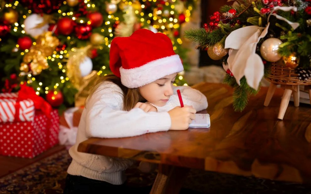 Γράμμα στον Άγιο Βασίλη: Ποια οφέλη έχει για τα παιδιά αυτή η χριστουγεννιάτικη παράδοση