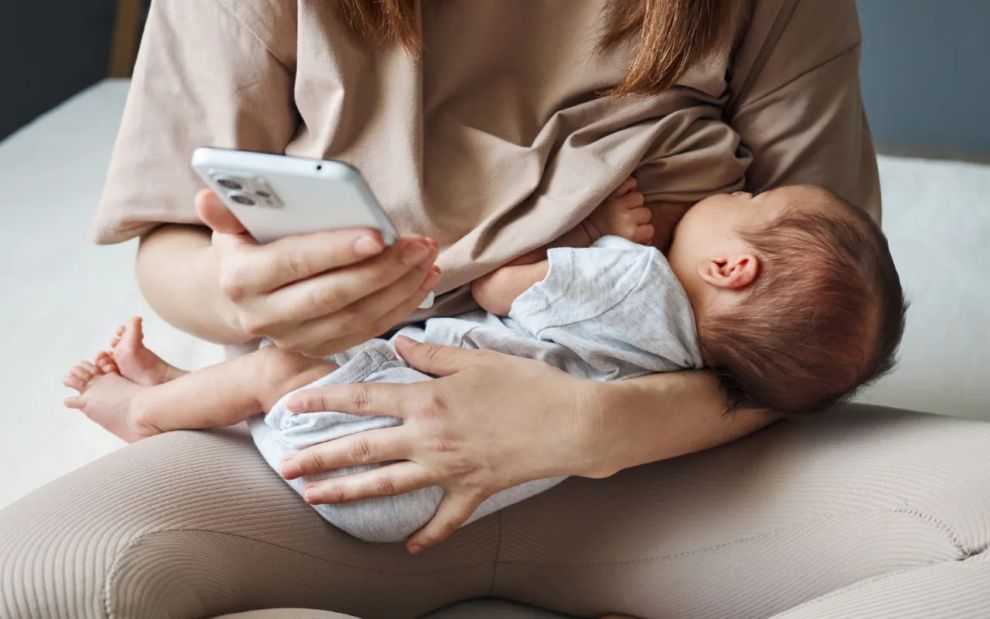 Είναι σωστό να χρησιμοποιείς το κινητό όσο θηλάζεις; Τι λένε οι ειδικοί