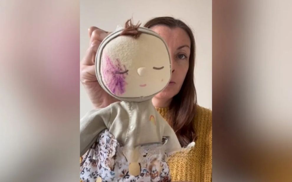 Κοριτσάκι ζωγράφισε την κούκλα του και άλλαξε τον τρόπο που η μαμά του έβλεπε τον εαυτό της