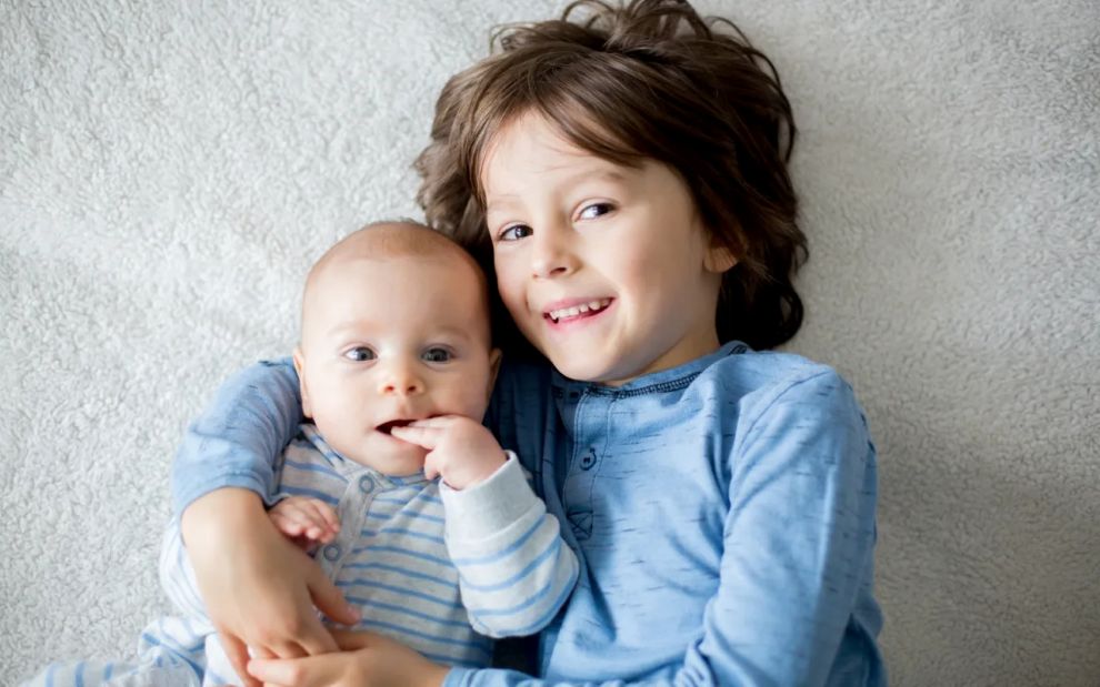 Πρέπει το μεγαλύτερο παιδί να προσέχει το μικρότερο; Η απάντηση της ψυχολόγου