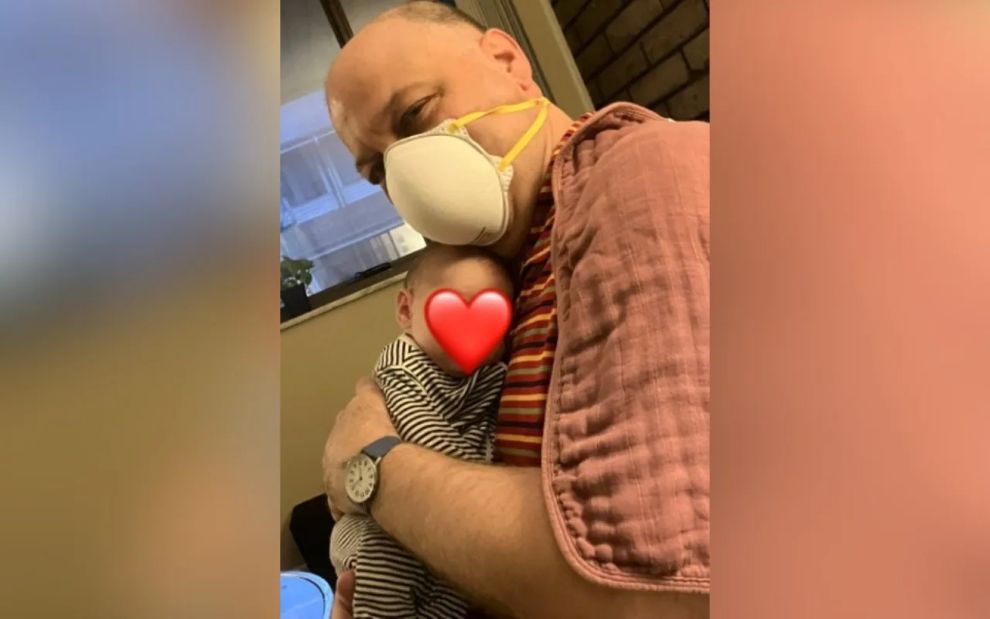 Μόνη νέα μαμά ζητά την παρέα του μπαμπά της και λυγίζει με αυτό που ακολουθεί