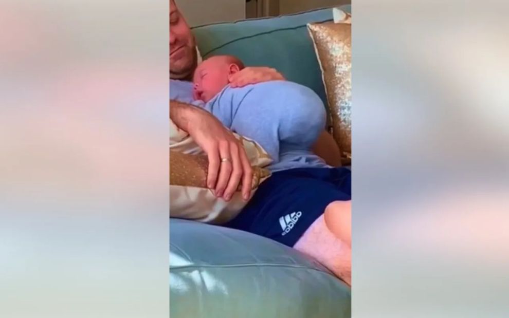 Νεογέννητο κάνει… twerking στον ύπνο του και μας τρελαίνει στο γέλιο