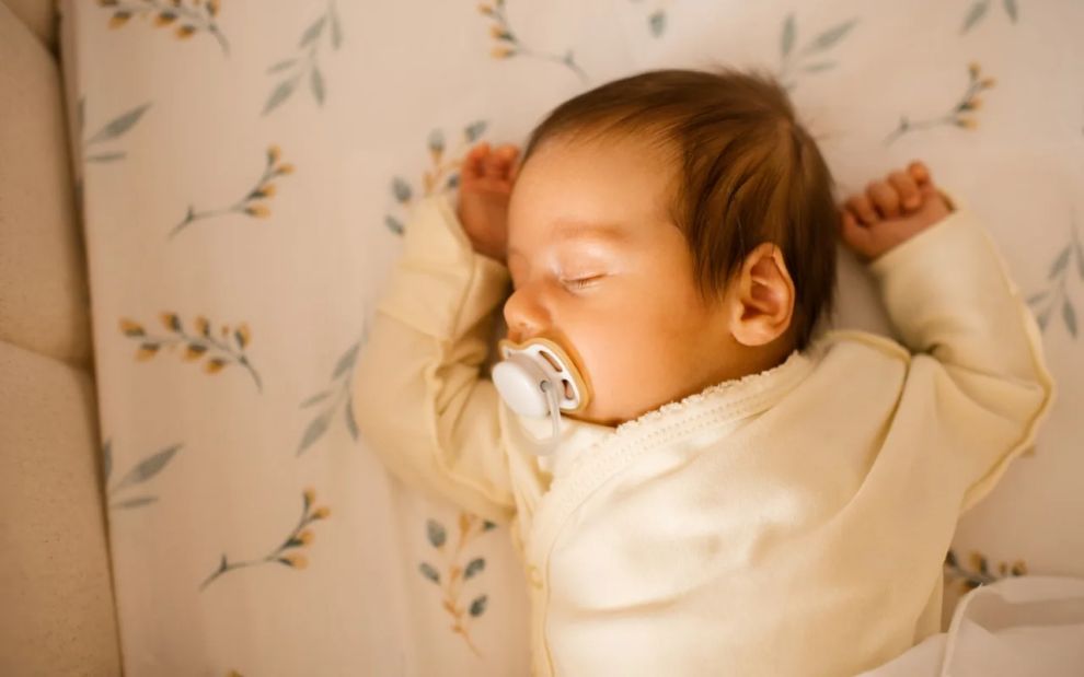 Πώς να κρατήσεις το μωρό ζεστό στην κούνια με απλούς και ασφαλείς τρόπους