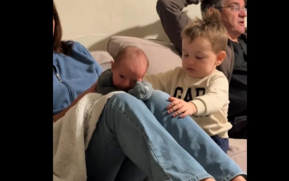 Επική αντίδραση πιτσιρικά όταν έφεραν σπίτι το νεογέννητο αδελφάκι του &#8211; Το… βλέμμα των 9 εκατ. views