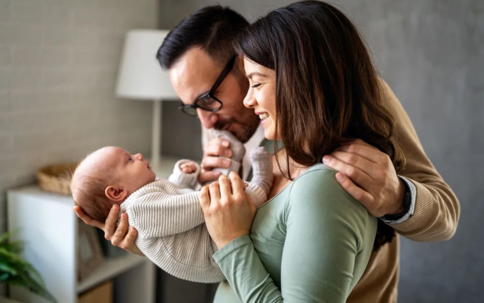 Το 96% των νέων γονιών κάνει «σκοτεινές» σκέψεις: Πόσο φυσιολογικό είναι σύμφωνα με την επιστήμη