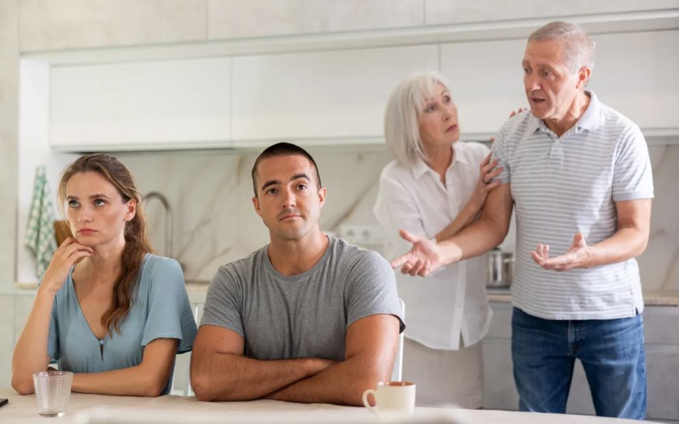 4 σημάδια που δείχνουν ότι τα πεθερικά σου είναι νάρκισσοι και πώς να το διαχειριστείς