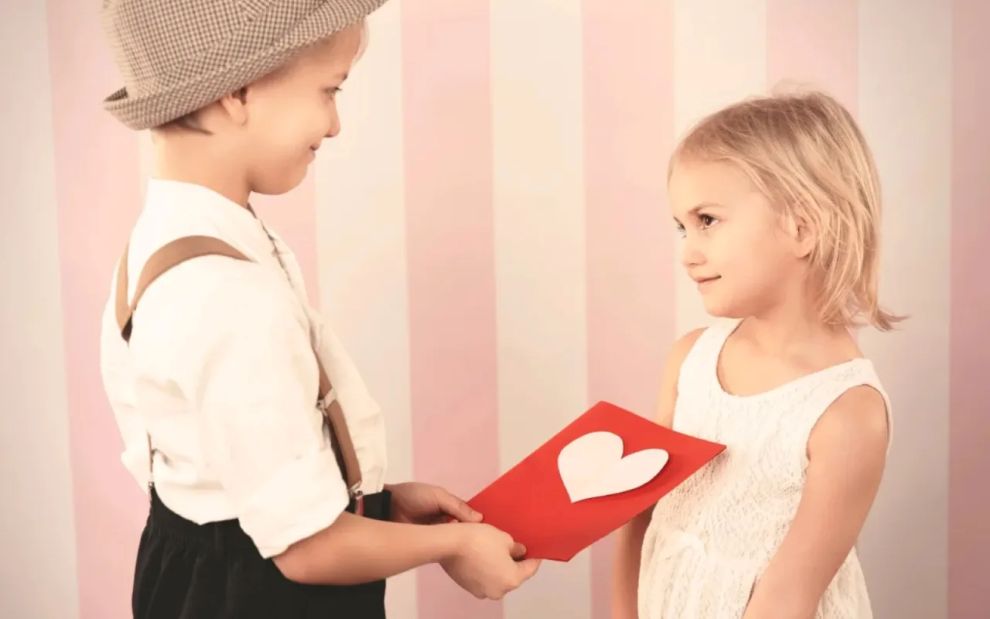 Έχει το μικρό σας το πρώτο του φλερτ; Πώς να το διαχειριστείτε χωρίς να προκαλέσετε αμηχανία