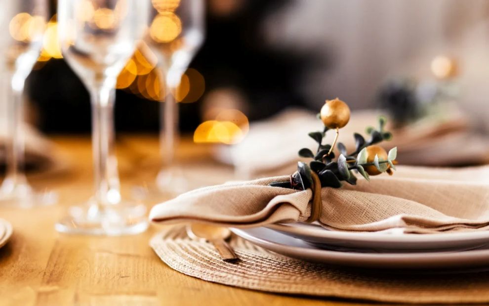 Ρεβεγιόν Πρωτοχρονιάς: Πώς να διακοσμήσετε ένα cool, αλλά άψογο τραπέζι