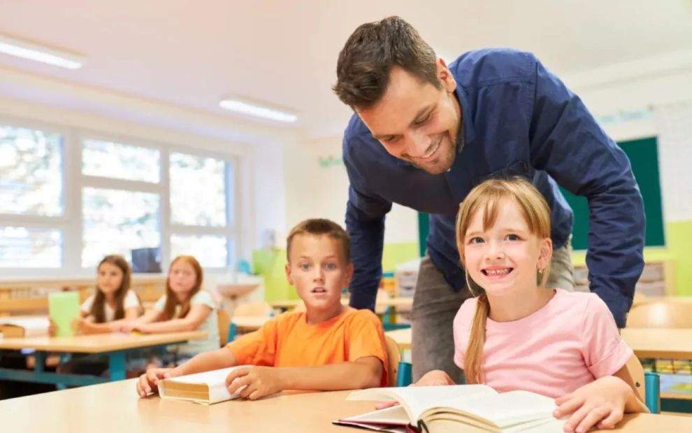 «Δεν έχουν όλα τα παιδιά καλές αναμνήσεις από το σπίτι, ας προσφέρουμε στην τάξη γιορτή και ζεστασιά»