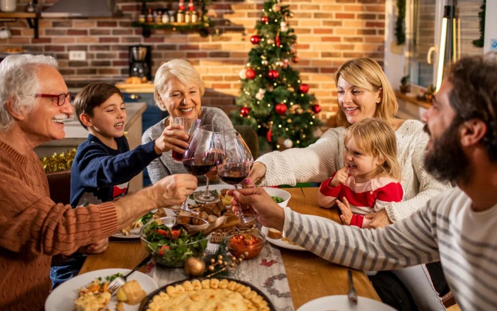 Πώς να διατηρήσετε την ειρήνη στο χριστουγεννιάτικο τραπέζι με… δύσκολους συγγενείς