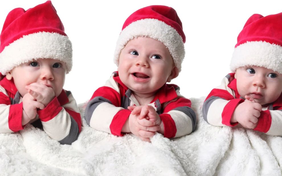 Χριστουγεννιάτικο δέντρο και τρίδυμα μωρά; Μπαμπάς βρήκε το πιο genius κόλπο για να το κρατήσει… όρθιο