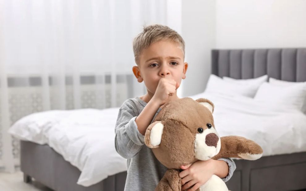 Βήχας στο παιδί: Τρία συχνά λάθη που τον επιδεινώνουν και πώς θα τα αποφύγετε