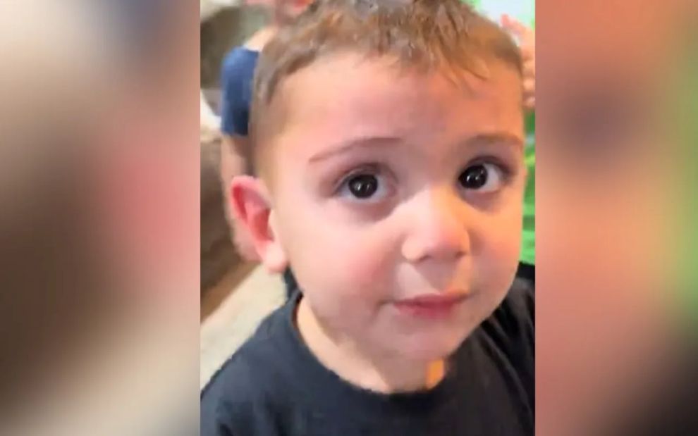 Χριστούγεννα με νήπιο: Γιατί τίποτα δεν είναι ποτέ προβλέψιμο, ούτε καν το στόλισμα του δέντρου