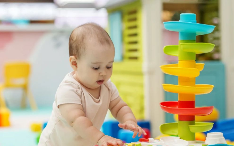 Πότε τα μωρά αρχίζουν να βλέπουν χρώματα και πώς τα ξεχωρίζουν;