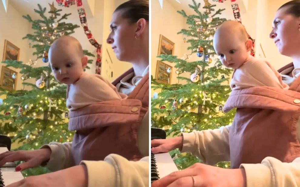 Μαμά παίζει πιάνο με το μωρό της και αυτό που αντιλαμβάνεται μετά τη συγκινεί