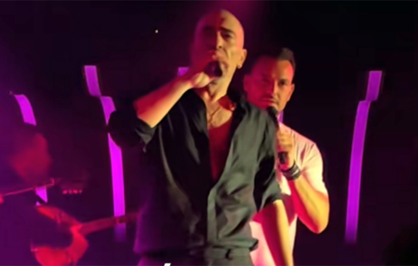 Εκτός εαυτού ο Βαλάντης πάνω στην πίστα &#8211; Το βίντεο του τραγουδιστή που εκνευρίζεται με τους μουσικούς του και φτύνει