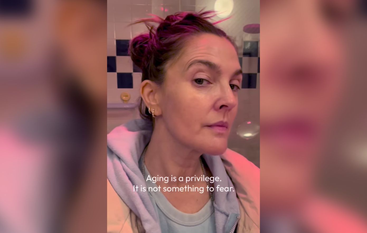 Το βίντεο της 50χρονης Ντρου Μπάριμορ χωρίς μακιγιάζ: «Το να μεγαλώνεις είναι προνόμιο»