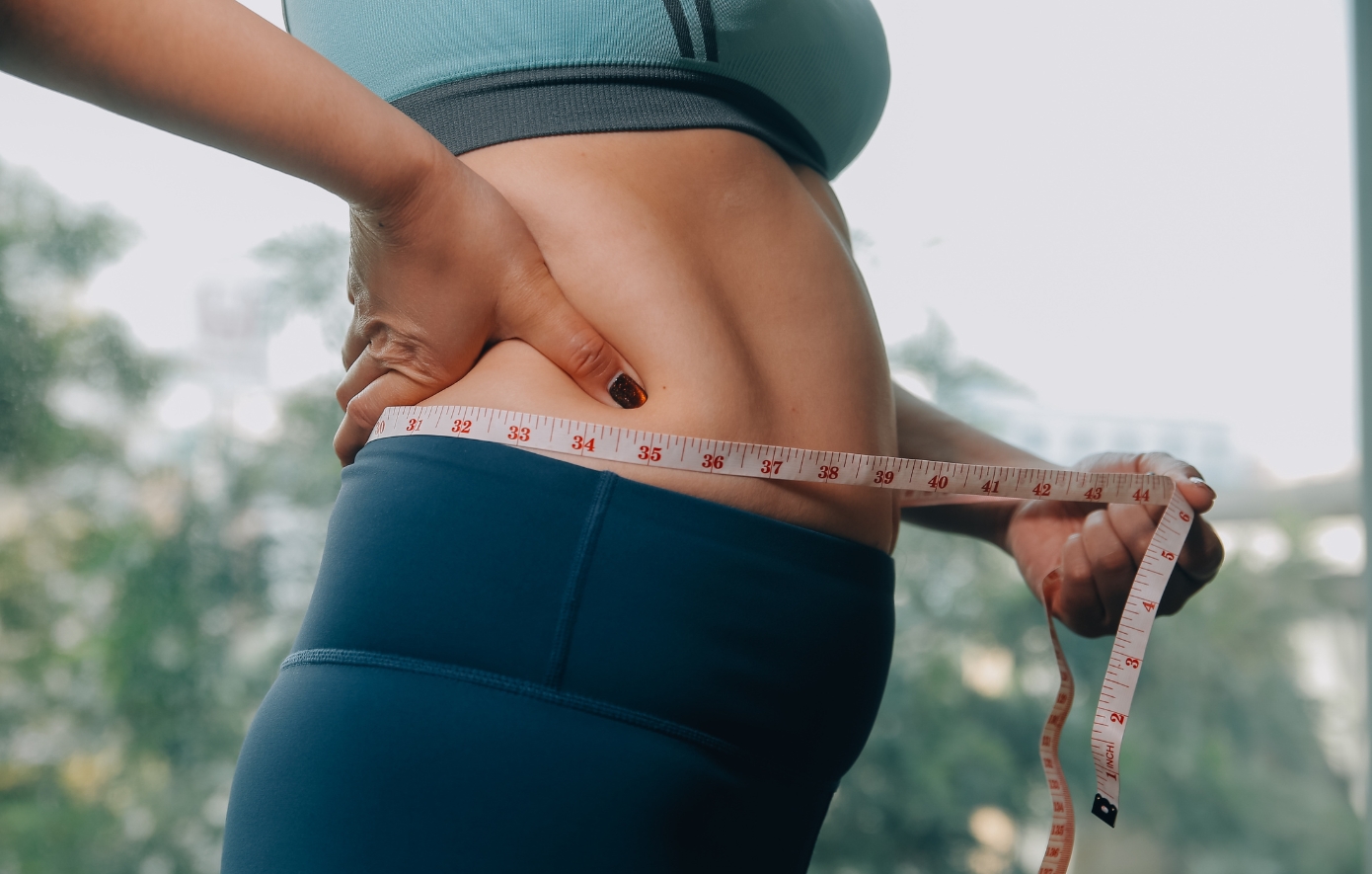 Δίαιτα, άσκηση ή και τα δύο; Νέα μελέτη αποκαλύπτει την πιο αποτελεσματική στρατηγική για τη μείωση του κοιλιακού λίπους