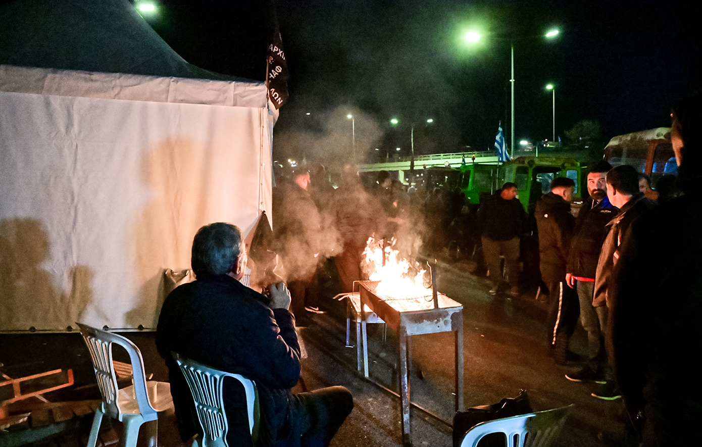Αγρότες απέκλεισαν και το ρεύμα προς Θεσσαλονίκη στα διόδια των Μαλγάρων