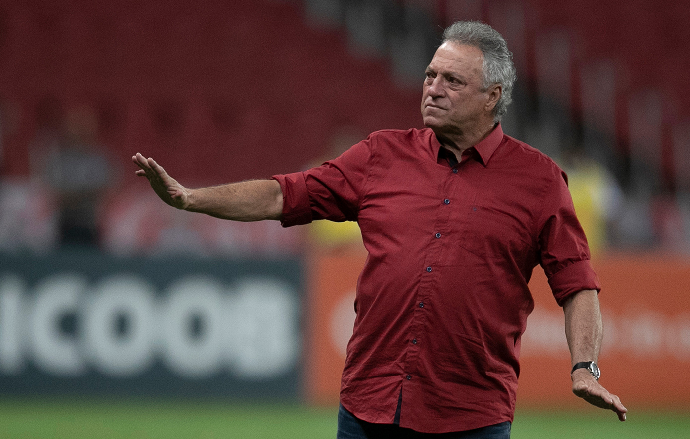 Σάλος με ομοφοβικό σχόλιο προπονητή: «Δεν θέλω ροζ φανέλες, η ομάδα μοιάζει με αγέλη από αδερφές»