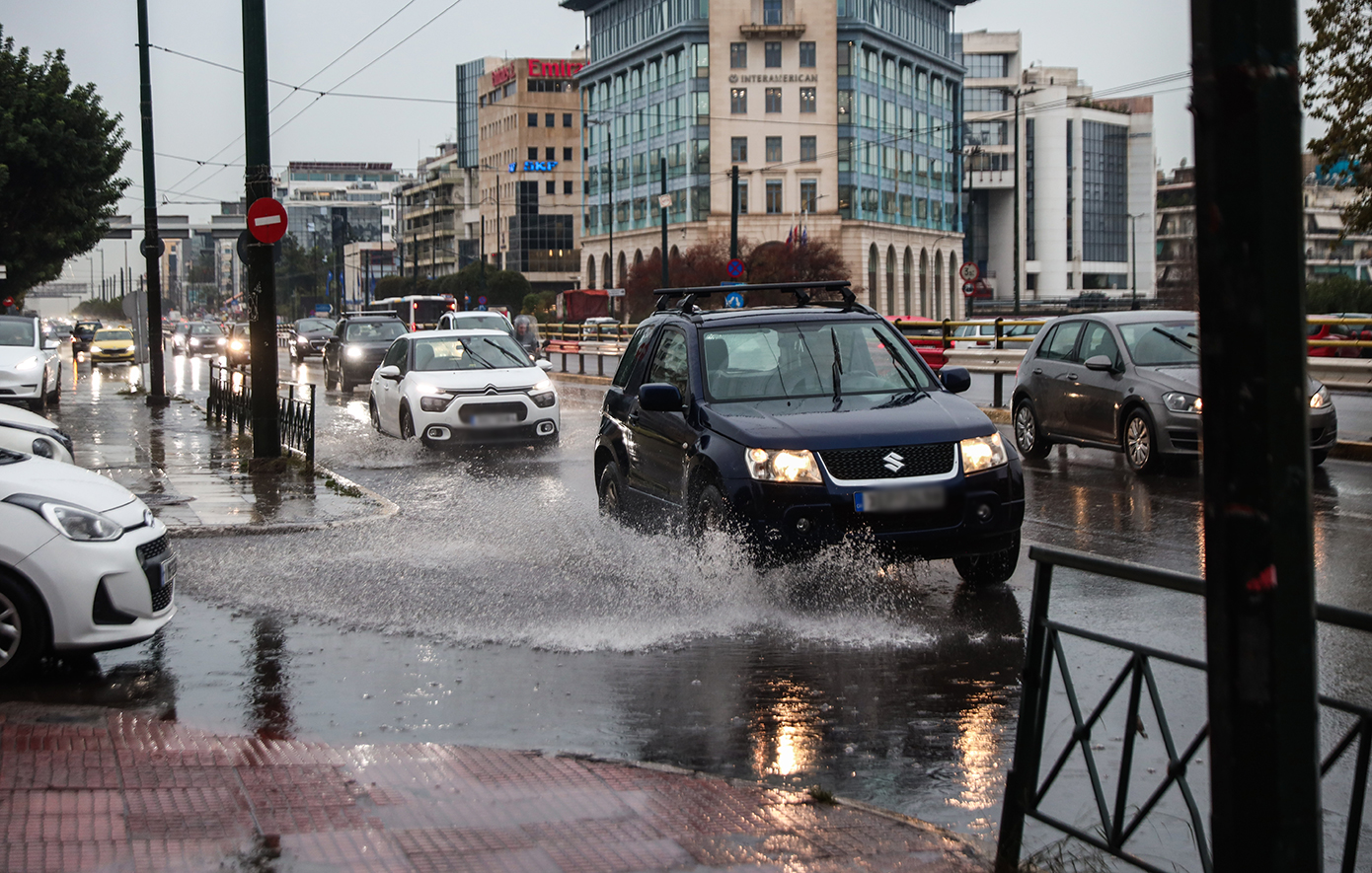 Κίνηση τώρα: Κυκλοφοριακό κομφούζιο στους δρόμους της Αττικής λόγω της κακοκαιρίας – Χάος στον Κηφισό &#8211; Μποτιλιάρισμα στο κέντρο της Αθήνας