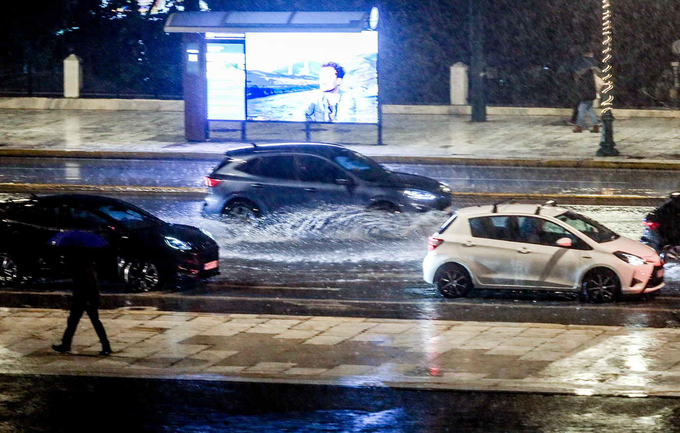 Στο έλεος του «Byron» η Αττική: Ποιοι δρόμοι είναι κλειστοί &#8211; Εκατοντάδες κλήσεις στην Πυροσβεστική