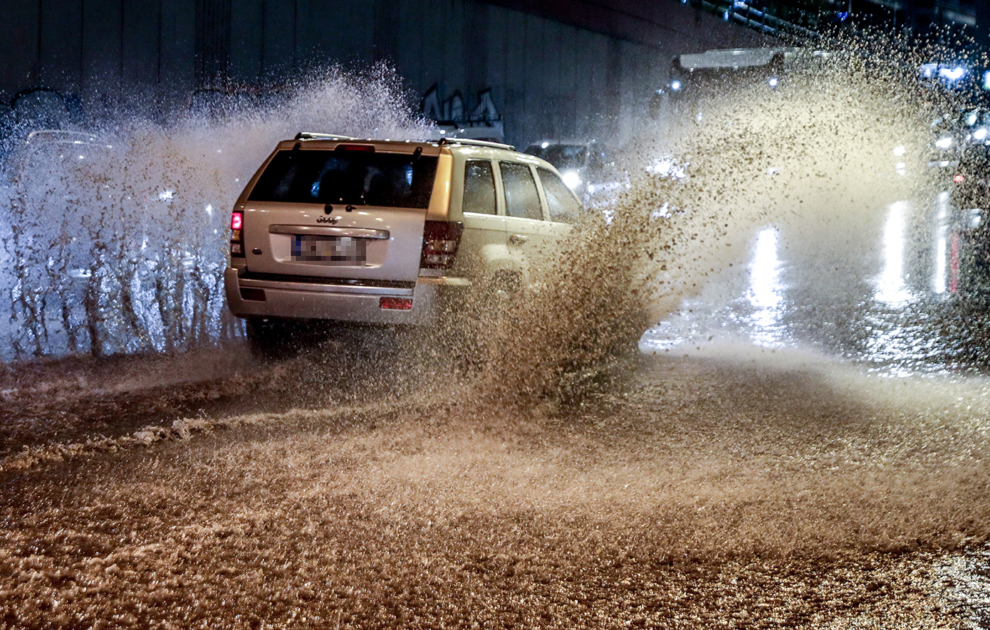 Ισχυρές καταιγίδες πλήττουν την Αττική Ισχυρές καταιγίδες πλήττουν την Αττική