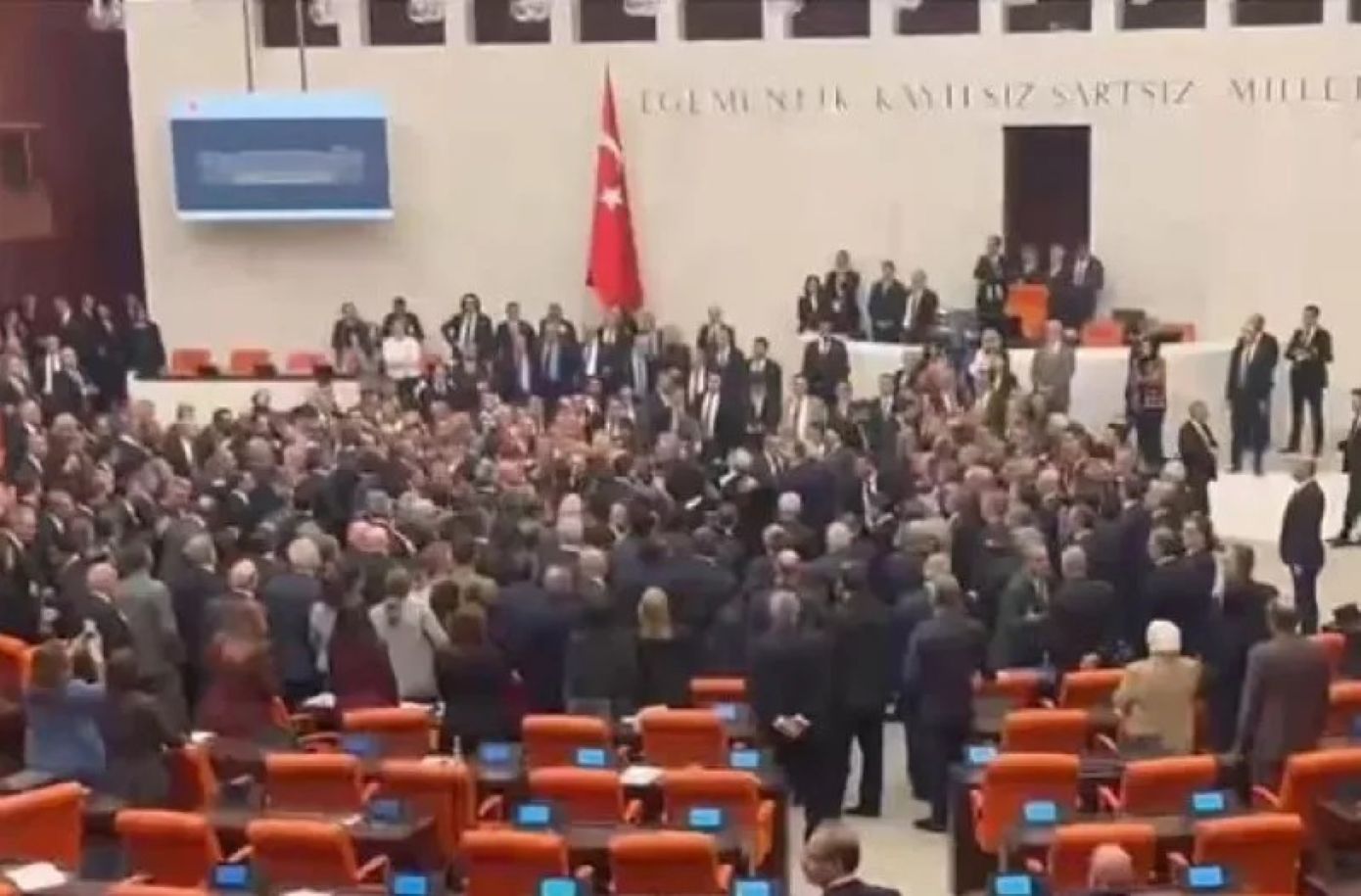 Άγριο ξύλο στο κοινοβούλιο της Τουρκίας &#8211; Έπαιζαν μπουνιές για 10 λεπτά