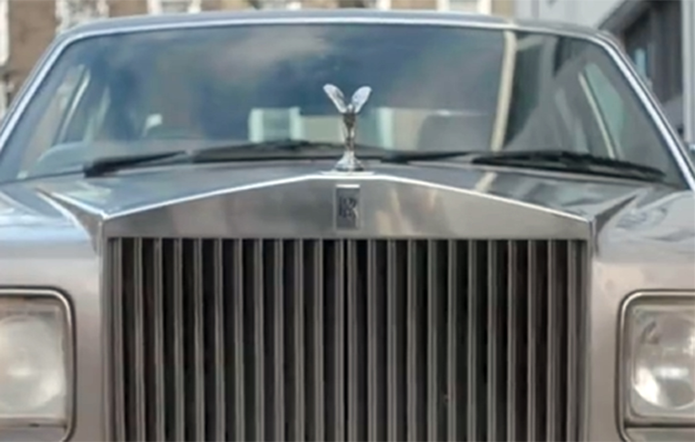 Rolls-Royce παραλίγο να αποκεφαλίσει κάμεραμαν κατά τη διάρκεια γυρισμάτων στο Λονδίνο &#8211; Χωρίς δίπλωμα ο οδηγός