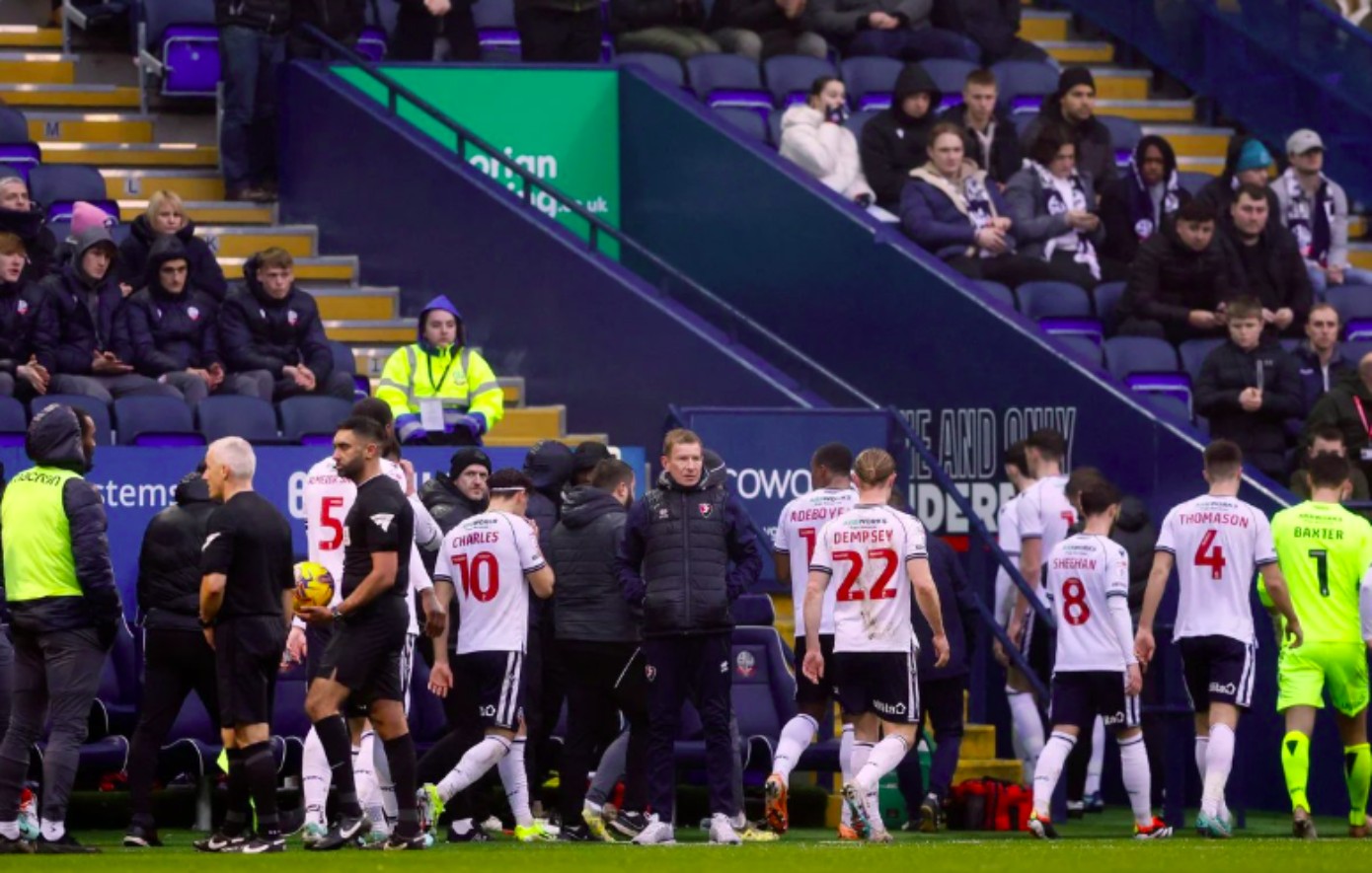 Διακόπηκε το Τσάρλτον &#8211; Πόρτσμουθ: Πέθανε φίλαθλος ενώ του παρασχέθηκαν οι πρώτες βοήθειες