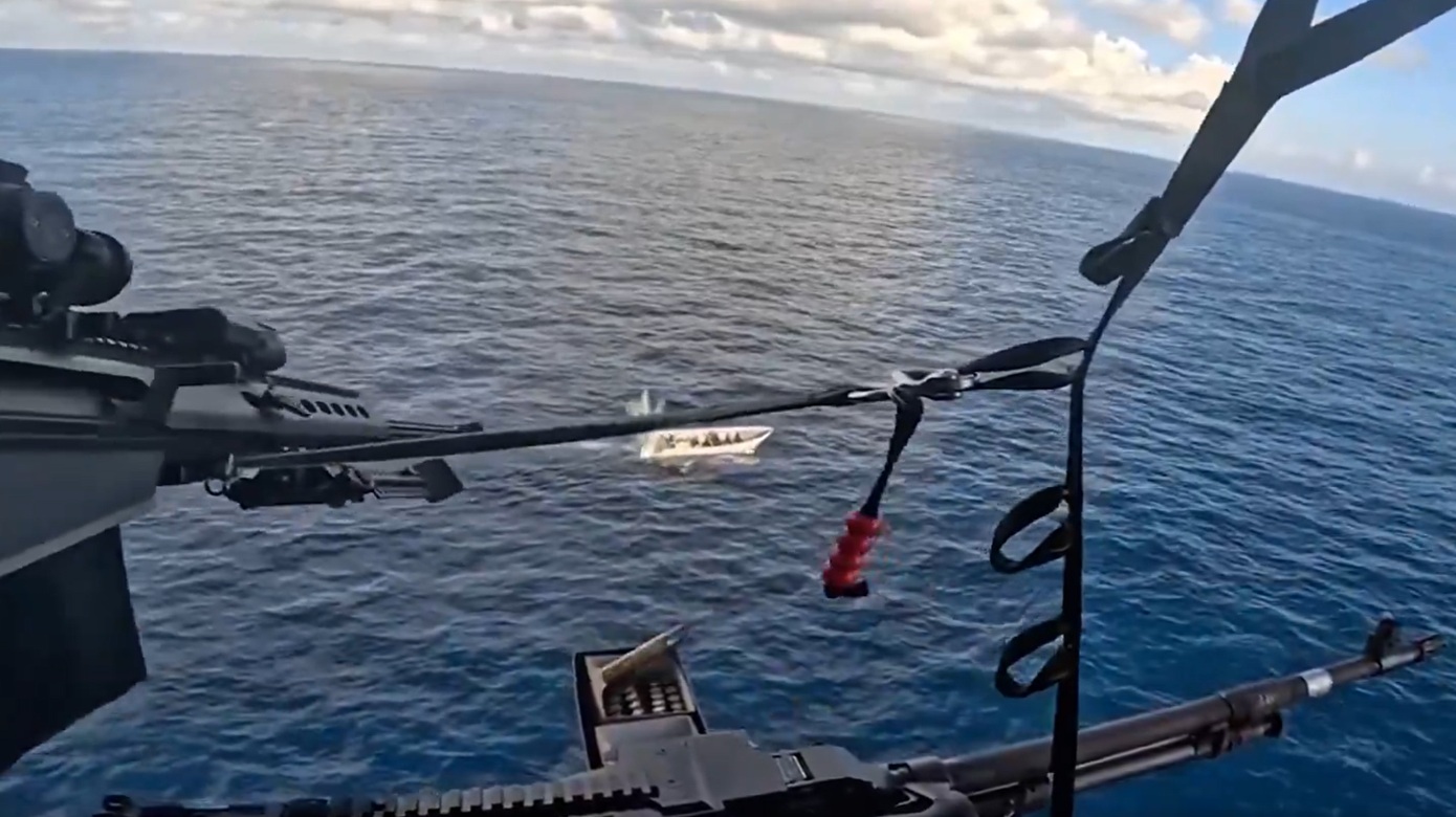 Ελεύθερος σκοπευτής της Ακτοφυλακής των ΗΠΑ πυροβολεί ταχύπλοο ναρκωτικών πριν κατασχεθούν 9.000 κιλά κοκαΐνης