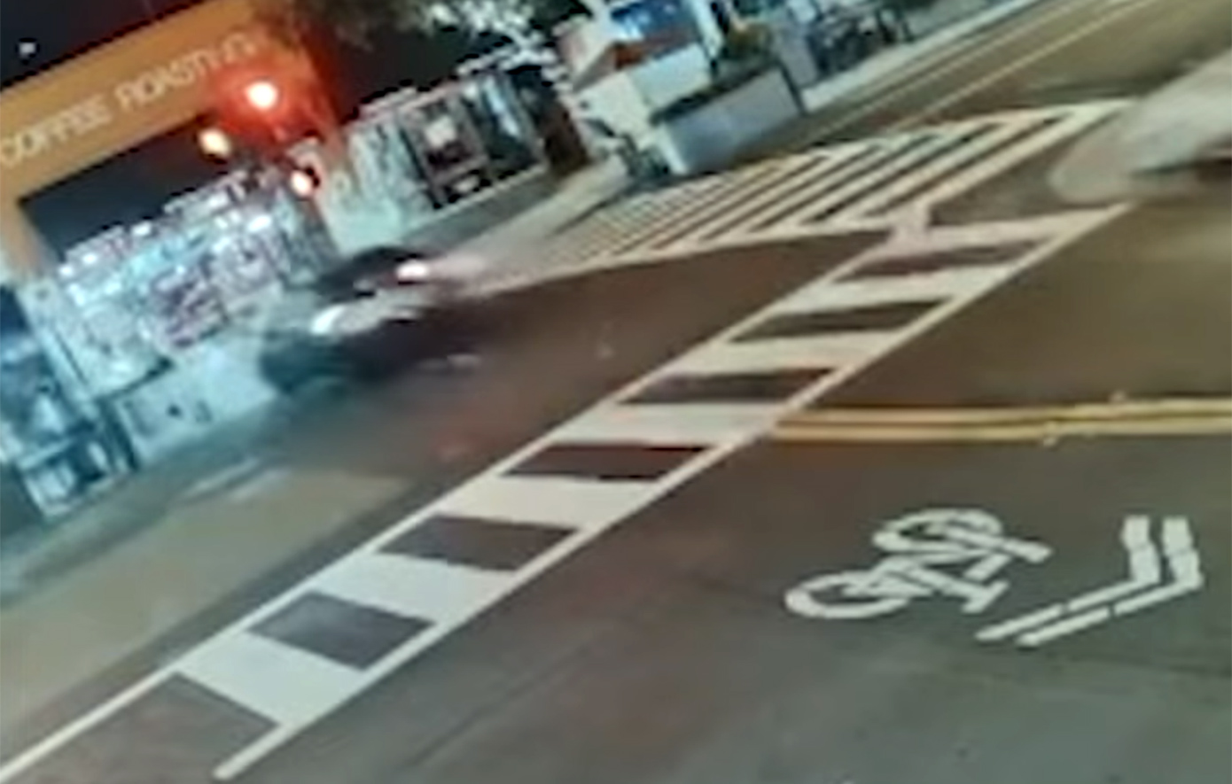 Η τρομακτική στιγμή που 90χρονος οδηγός πέφτει με το αυτοκίνητό του μέσα σε καφετέρια και την καταστρέφει