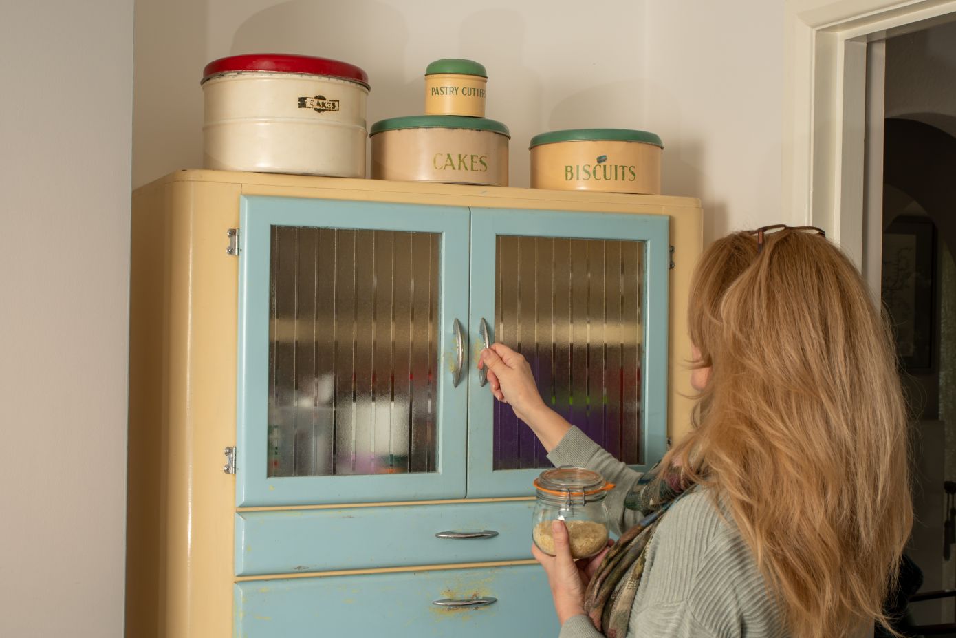 Aυτό το παλιό αντικείμενο επιστρέφει στην κουζίνα βάζει τάξη και γίνεται το νέο trend στο interior design