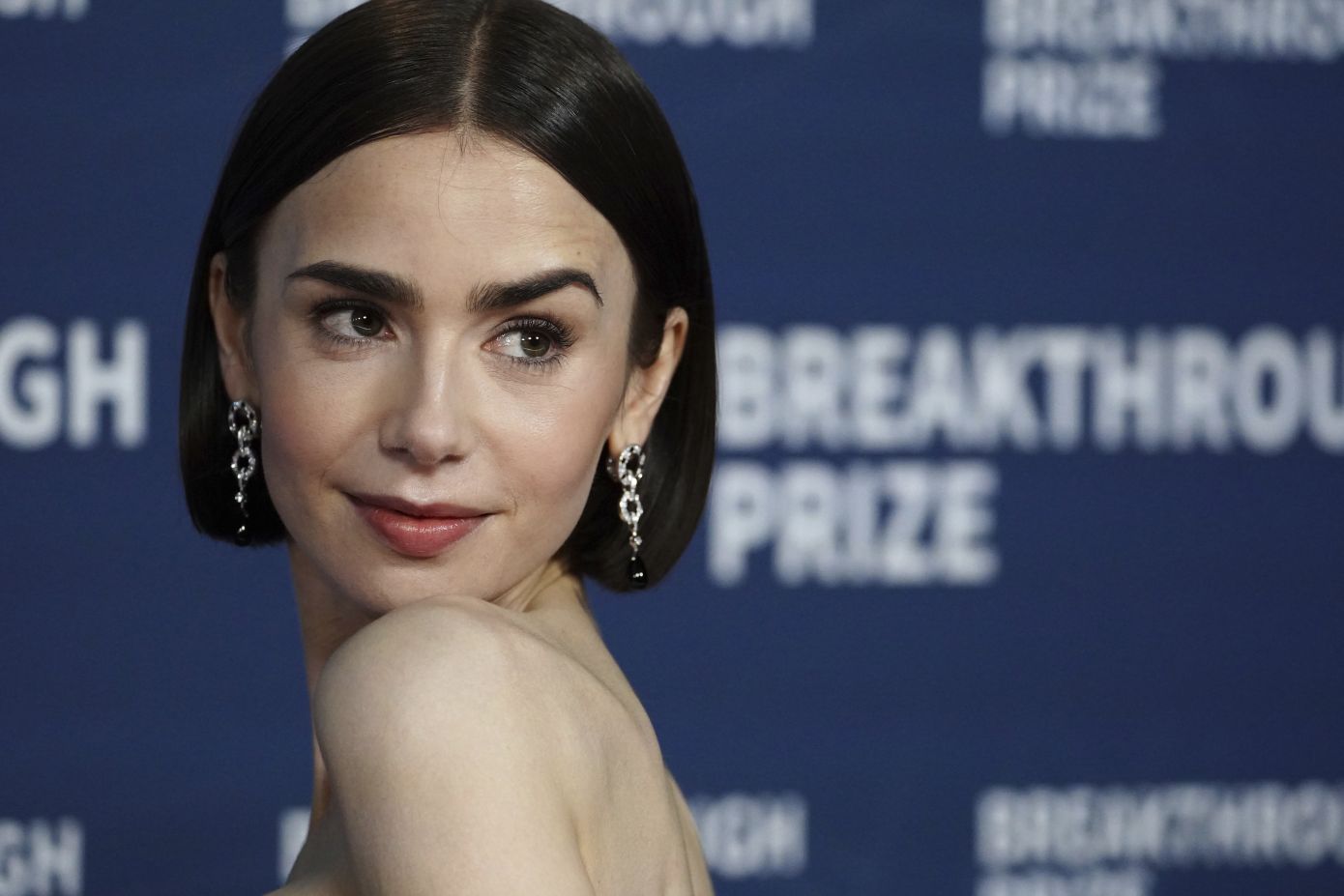 Lily Collins: Το νέο της πάρα πολύ κοντό καρέ είναι ό,τι πιο κομψό έχουμε δει