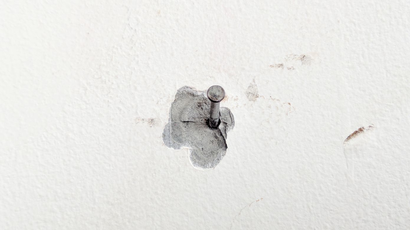 Έτσι θα επισκευάσετε εύκολα και γρήγορα μια μικρή τρύπα από καρφί στον τοίχο