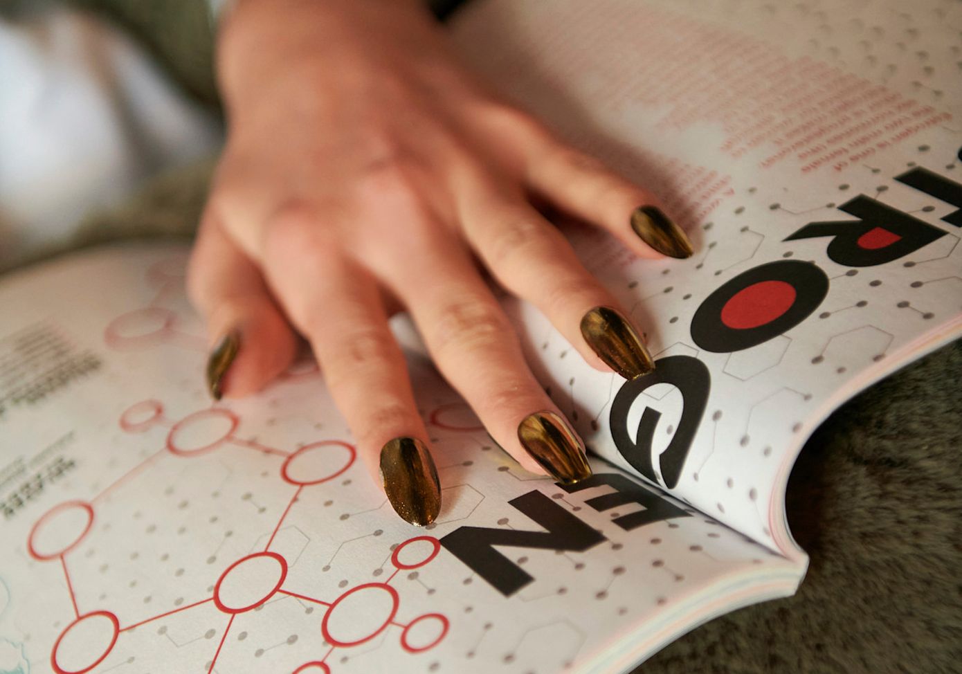 Θέλετε να ξεβάψετε τα νύχια σας αλλά δεν έχετε ασετόν; Γίνεται με υλικά που υπάρχουν στο συρτάρι σας