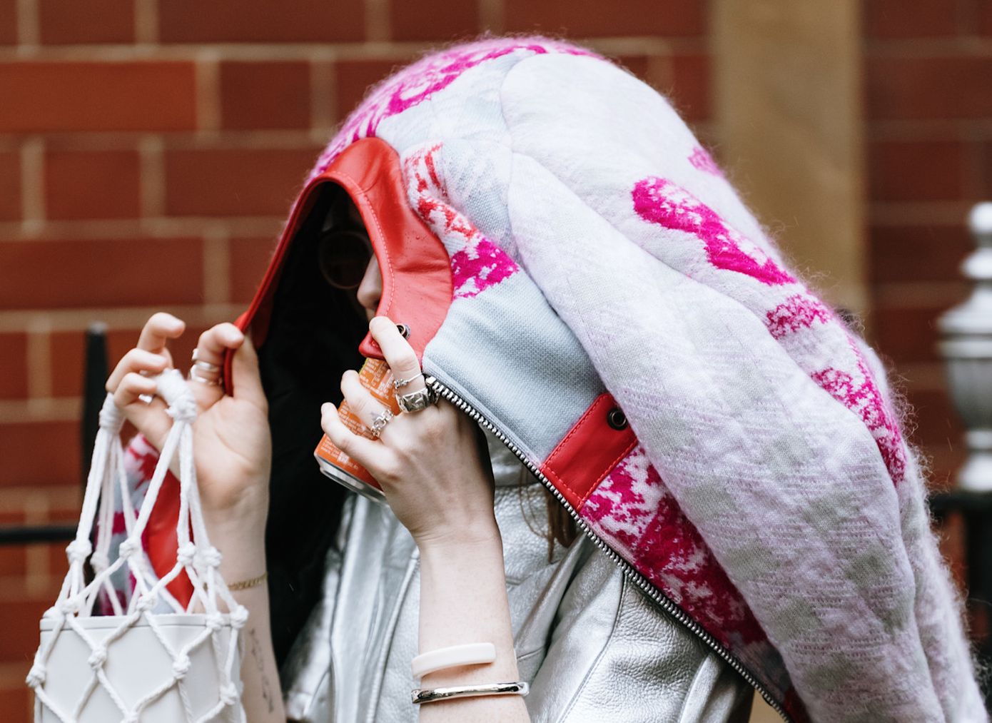 Το viral hack του TikTok που αποδεικνύει ότι τόσα χρόνια φοράτε λάθος το μπουφάν σας