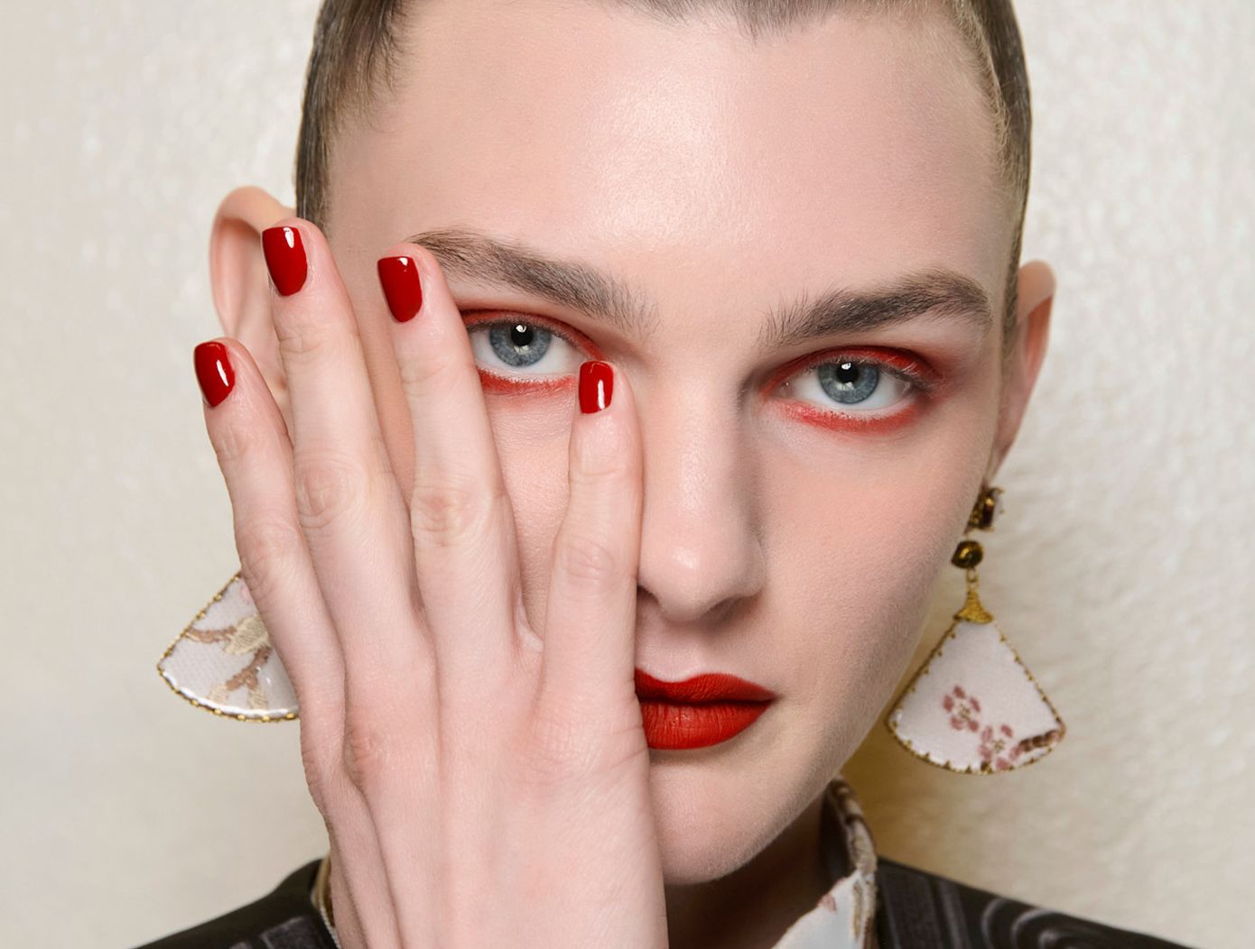 Επειδή τώρα τις γιορτές όλες θα φορέσουμε έντονα κραγιόν, αυτό το άρθρο μας αφορά