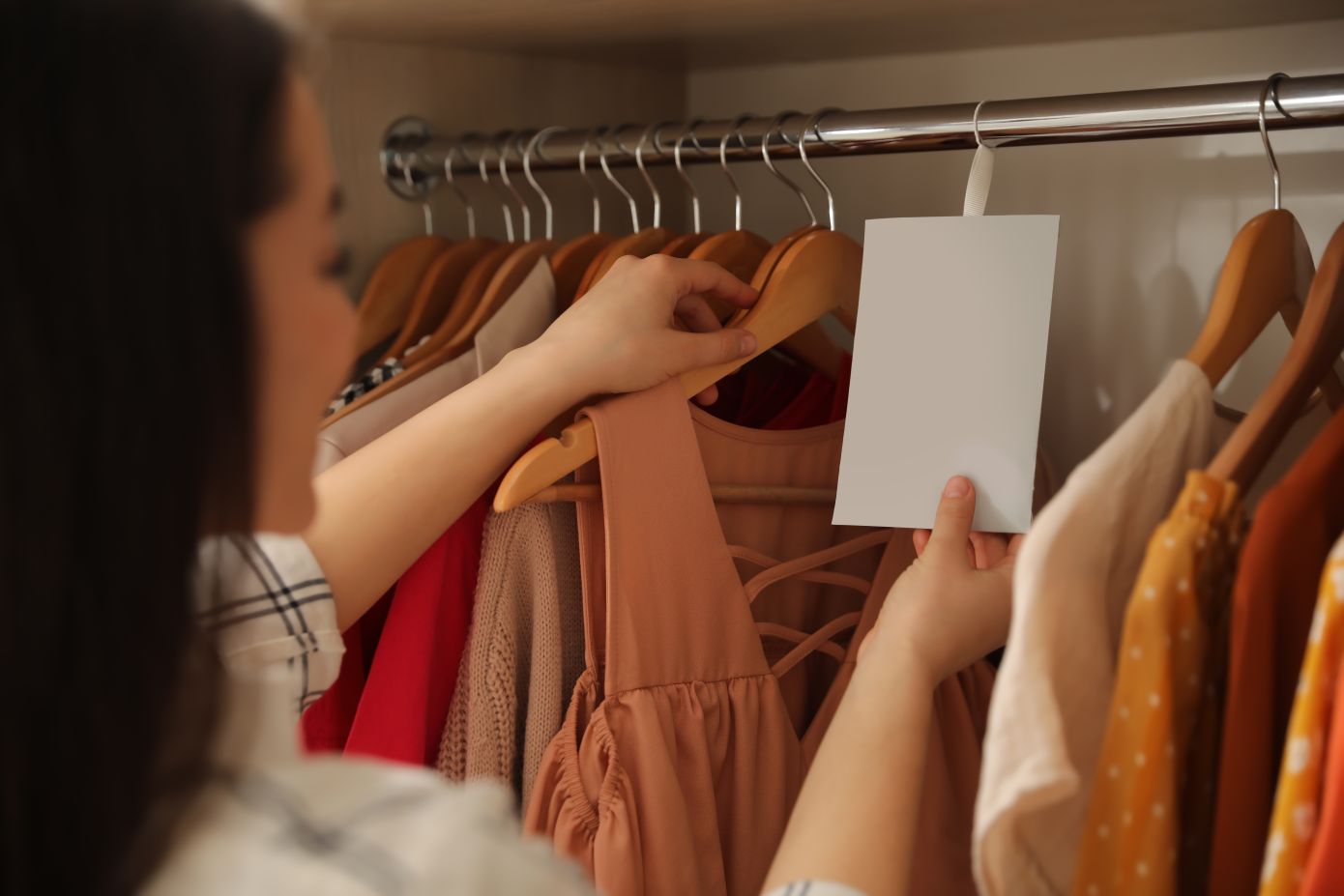 4 εύκολοι τρόποι για να μυρίζουν τέλεια η ντουλάπα και τα ρούχα σας